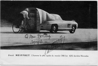 Illustration for article titled José Meiffret actually pedaled to 127mph, behind a 300SL